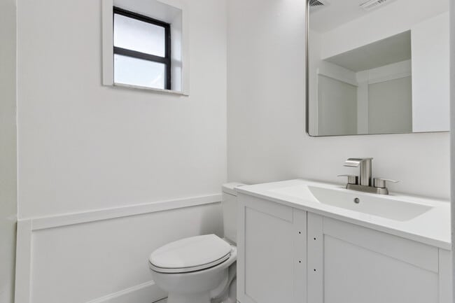 Building Photo - 527 Glade Ct