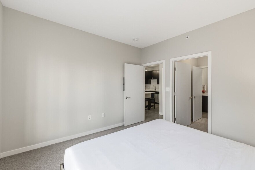 Building Photo - 421 E Market St