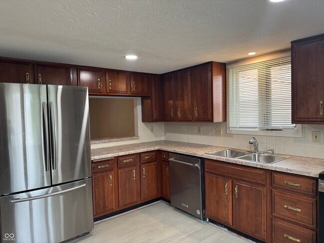 Building Photo - 329 Sandbrook Dr