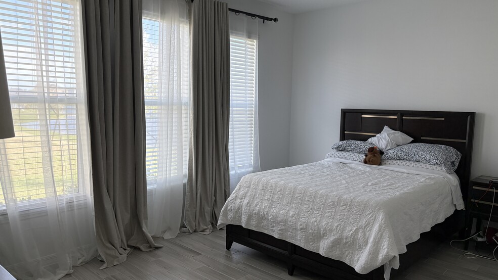 Master Bedroom - 500 SE Ranch Oak Cir