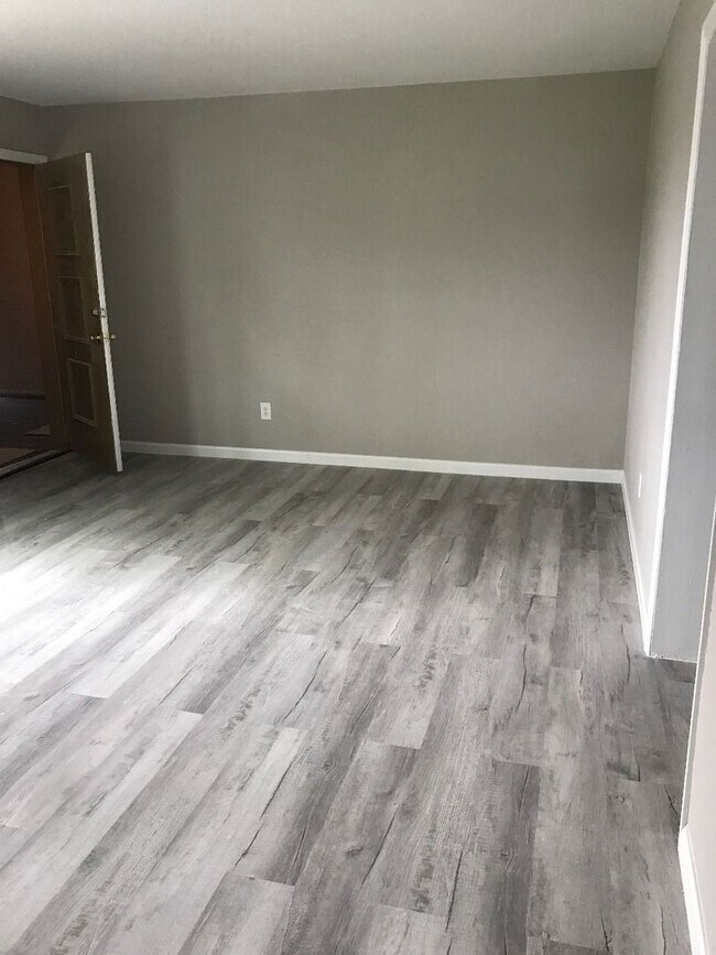 Building Photo - For Rent – Beautifully Remodeled 2-Bedroom...