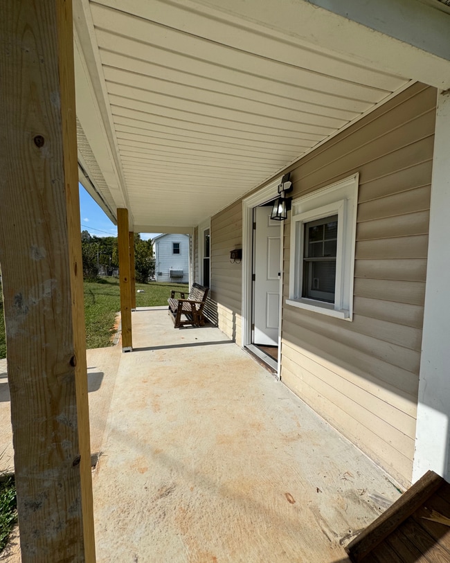 Building Photo - 2 Bed 2 Bath House on Easley Avenue | Fairview Heights, Lynchburg VA