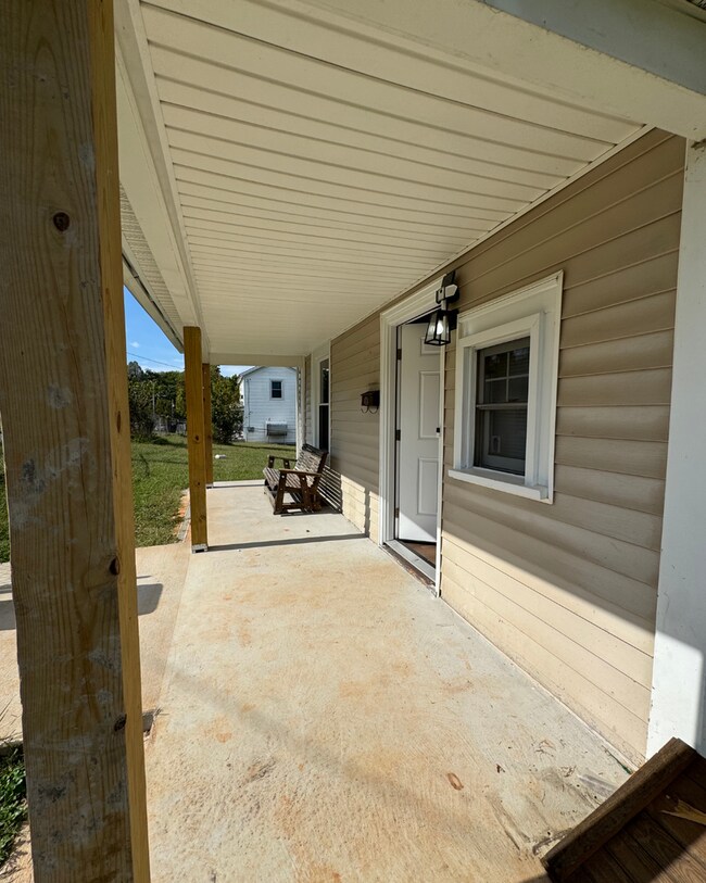 Building Photo - 2 Bed 2 Bath House on Easley Avenue