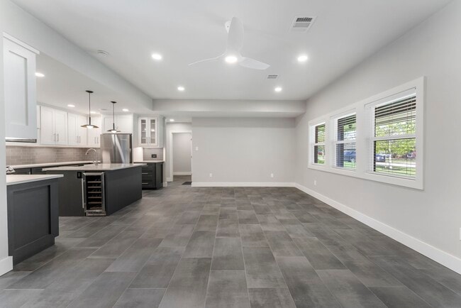 Building Photo - 2223 Hialeah Dr