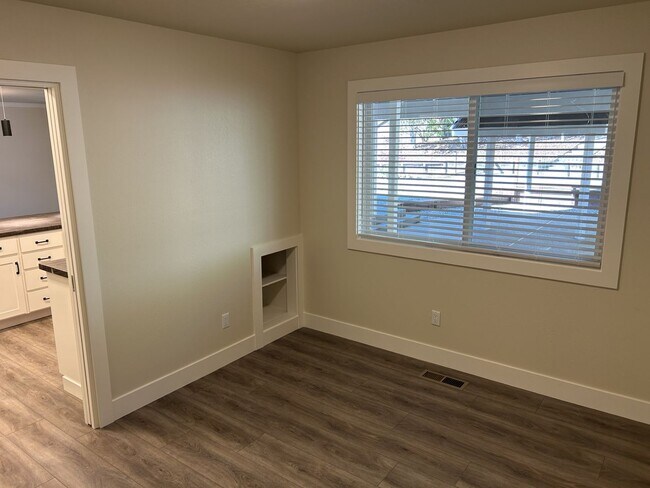 Building Photo - Beautifully Remodeled President’s Neighborhood Home