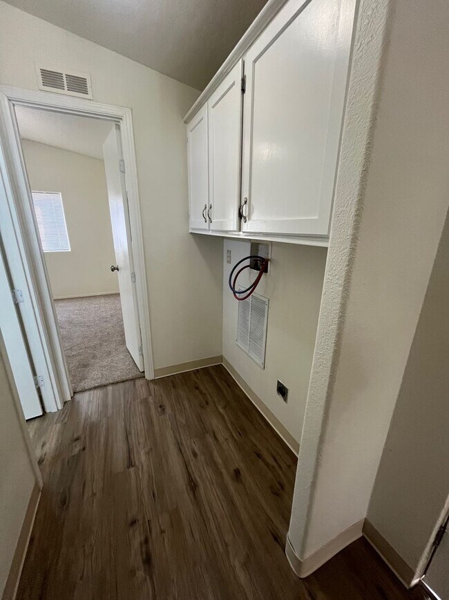 Building Photo - ***2 BEDROOM/1 BATH - CORNER LOT - CORDES LAKES***