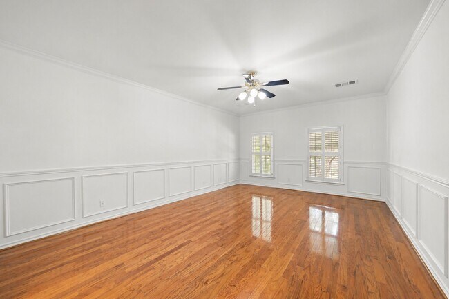 Building Photo - 5136 Chevy Chase Dr
