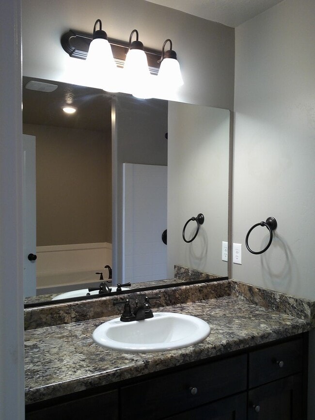 Building Photo - 3 Bed 2.5 Bath -Newer town home living in ...