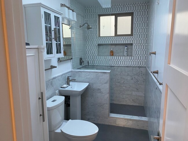 Building Photo - FURNISHED VACATION BEACH HOUSE- 30 days or more minimum