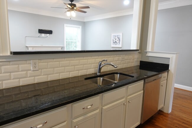 Building Photo - 923 Squires Pt