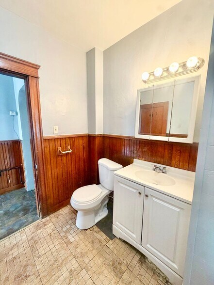 Building Photo - 212 Welles St