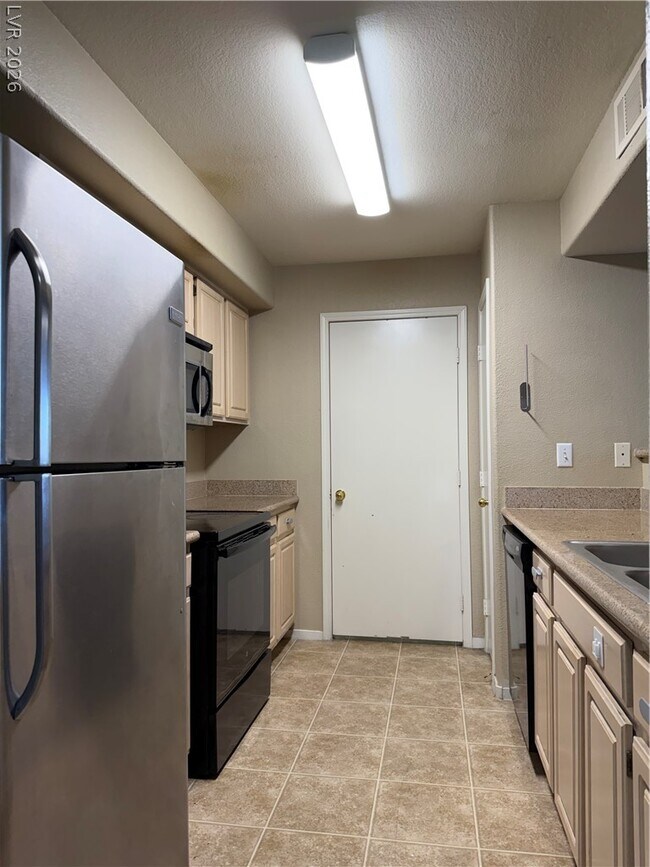 Building Photo - 555 E Silverado Ranch Blvd