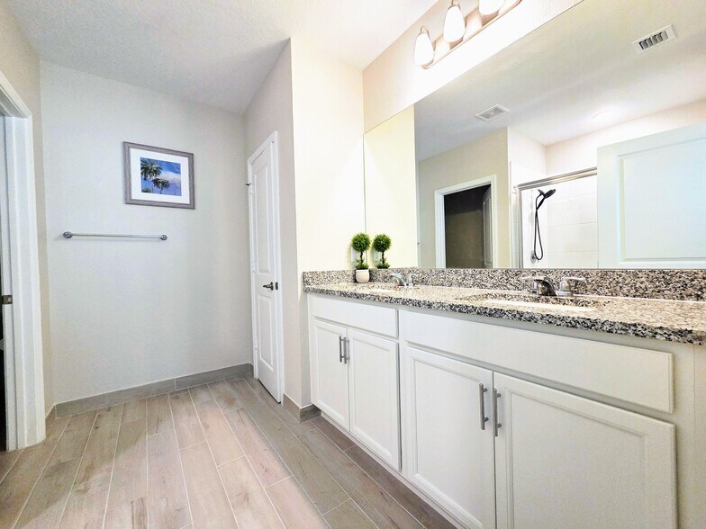 Building Photo - 4656 SW Lassiter Ter