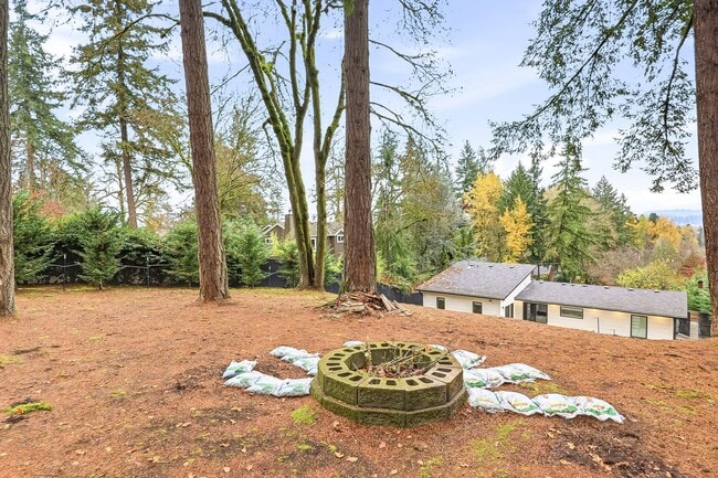 Building Photo - Stunning 4 Bedroom/2 Bathroom West Linn Retreat with Designer Firepit & Gorgeous Views!