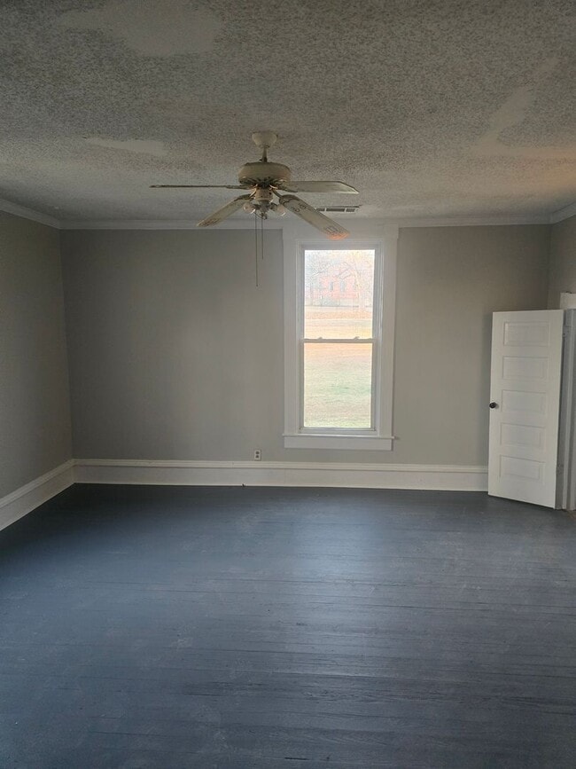 Building Photo - Charming Home