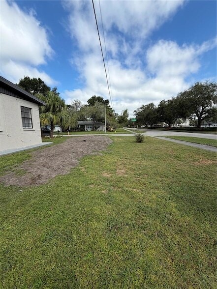 Building Photo - 1702 W Dempsey Ave