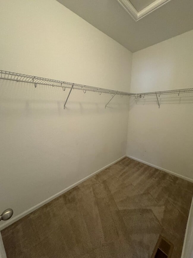 Building Photo - 3 Bed 3 Bath - Duplex Townhome Available i...