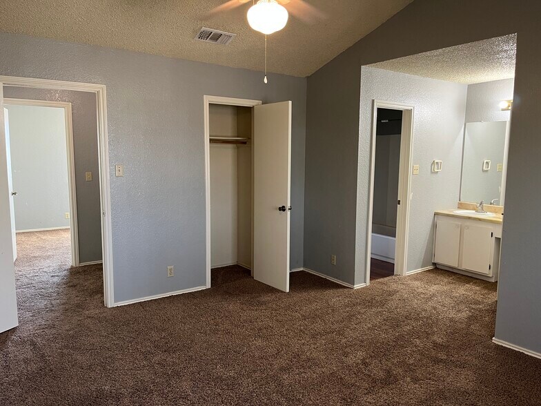 Master bedroom - 926 Chisholm Cv