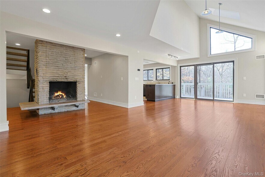 Building Photo - 300 Clausland Mountain Rd