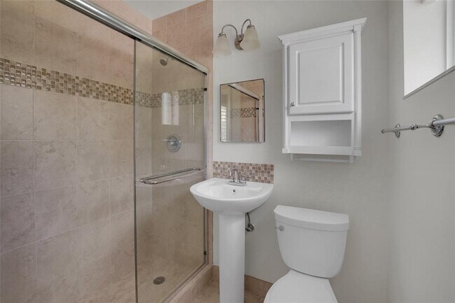 Building Photo - 2725 SE 5th Ct