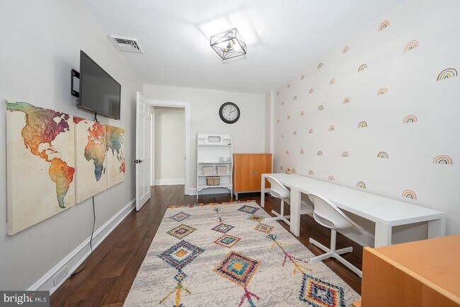 Building Photo - 227 E Hathaway Ln