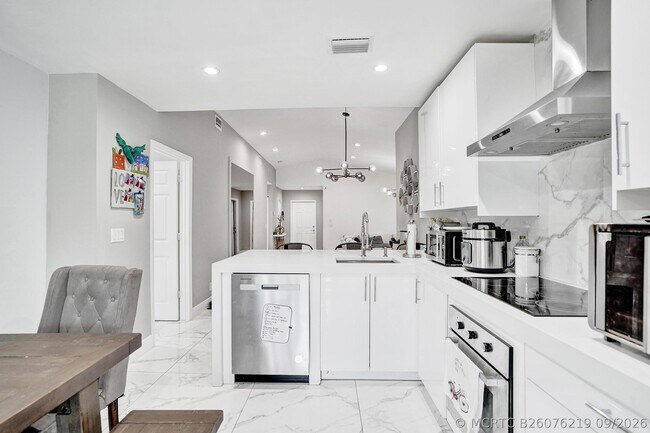 Building Photo - 372 W Riverbend Dr