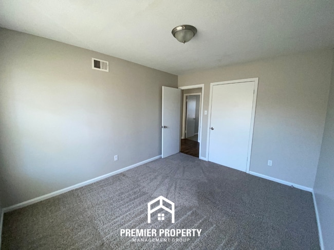 Building Photo - 3999 Hanna Dr