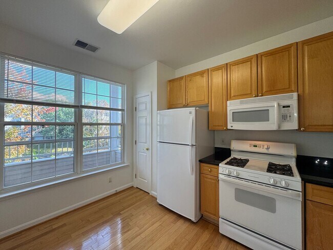 Building Photo - Bright And Cozy 3 Bed 2 Bath Condo With La...