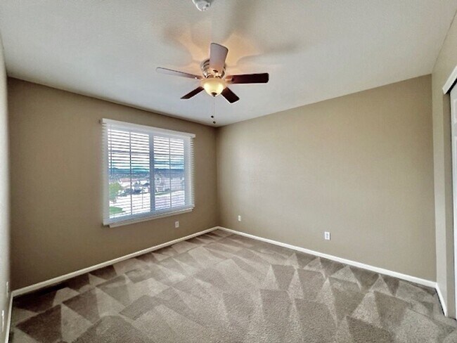 Building Photo - FABULOUS 4 BEDROOM HOME IN EASTVIEW ESTATES!!
