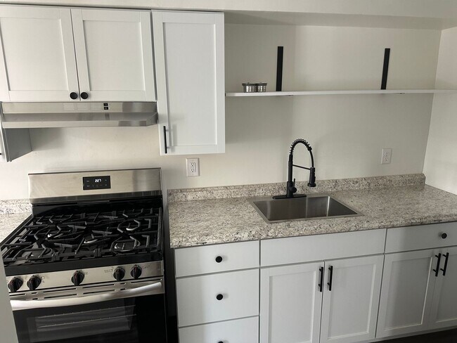 Building Photo - 2908 N Rockwood Dr