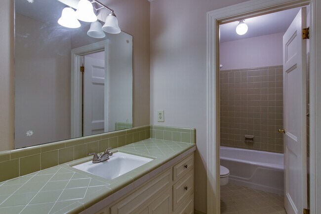 Building Photo - Huge Yard and Privacy, Right on Hillsboro Road at Fieldstone Farms!