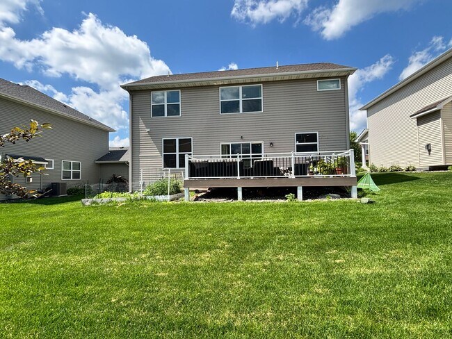 Building Photo - Beautifully Spacious 4bed 3.5bath Home, in...
