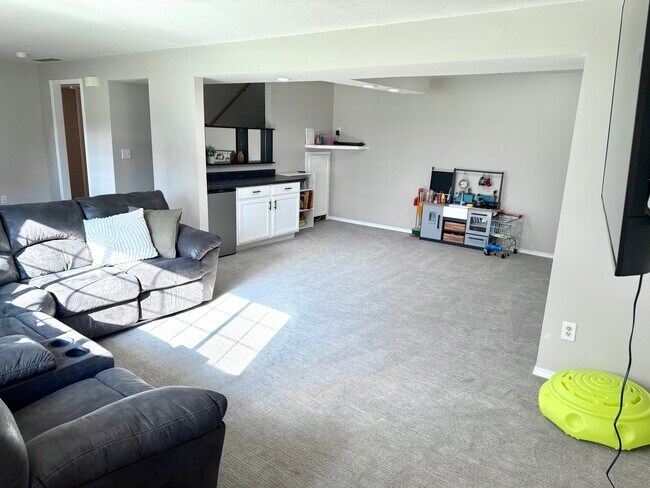 Building Photo - 421 Stoney Point Cir