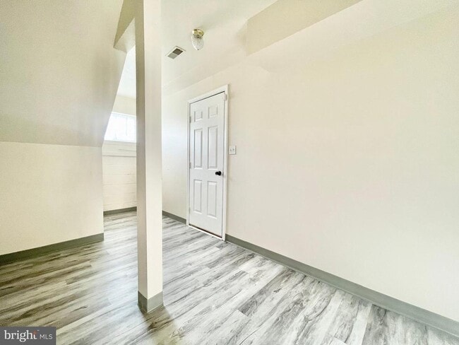 Building Photo - 229 Northdown Dr