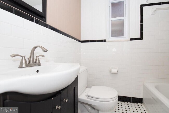 Building Photo - 246 S 22nd St