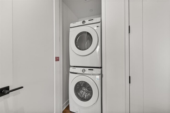 Building Photo - 84 East Ave