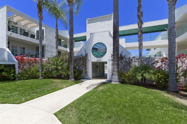 Building Photo - 2556 Navarra Dr
