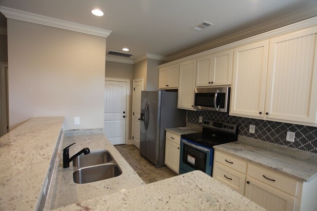 Building Photo - Townhome at Runningvine!