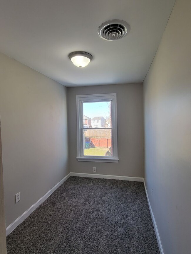 Building Photo - Remodeled rowhouse in Manchester
