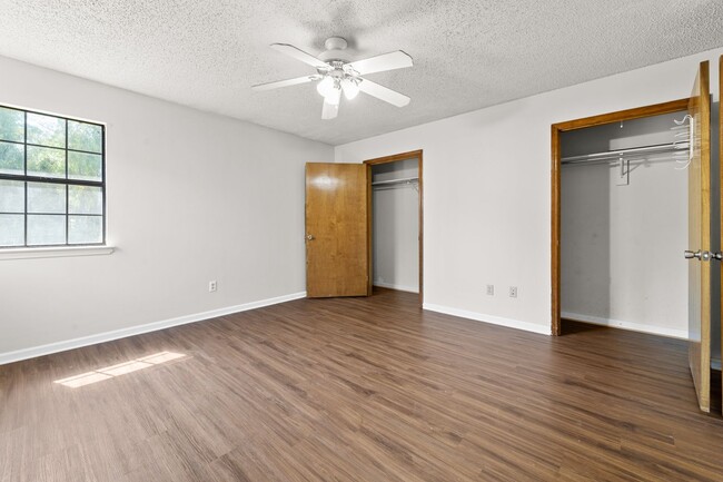 Building Photo - 3/2 Sherwood