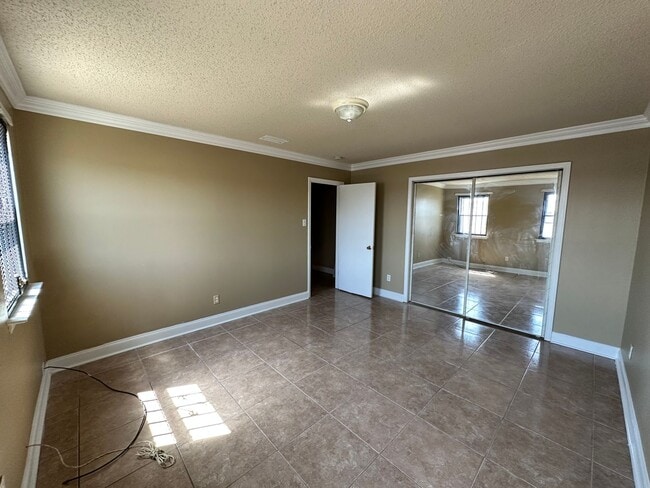 Building Photo - Lovely 4 Bedroom Home