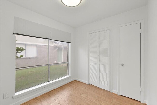 Building Photo - 15823 Fox Springs Dr
