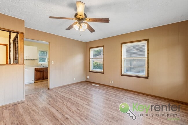 Building Photo - 2 WEEKS FREE!! Cute 3 bedroom house near s...