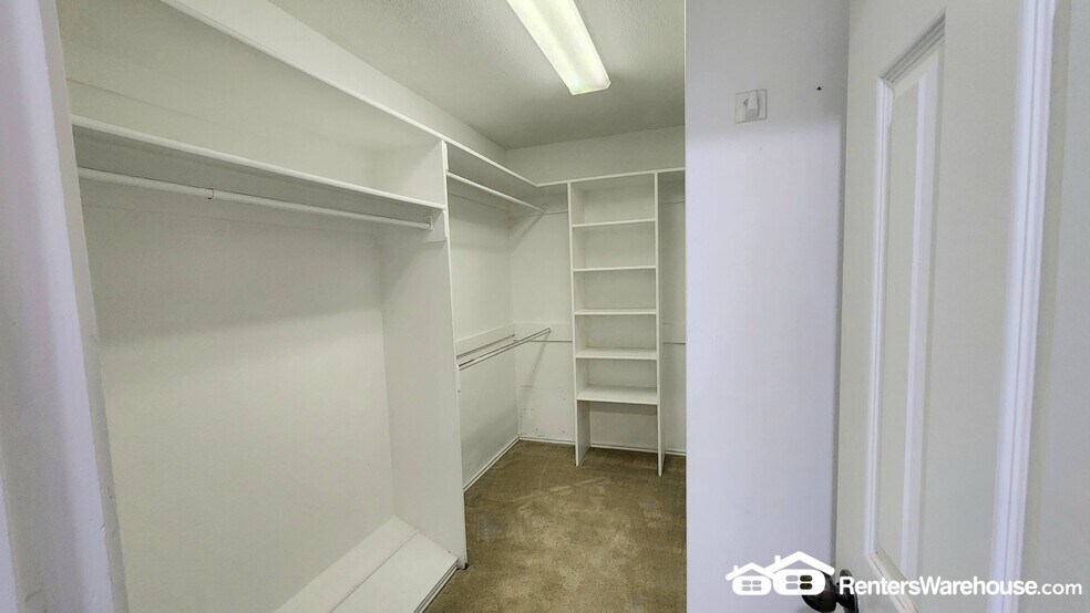 Building Photo - 1542 Glenmore Dr
