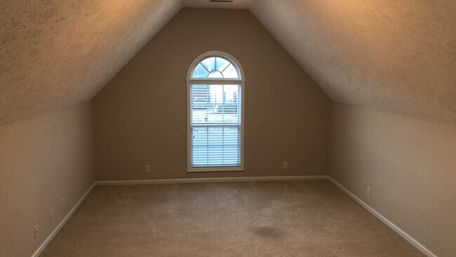 Building Photo - 3 BEDROOM with BONUS,  2.5 Bath, SIDE ENTRY GARAGE