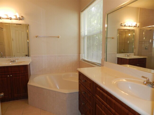 Building Photo - 16020 SW 91st Ct