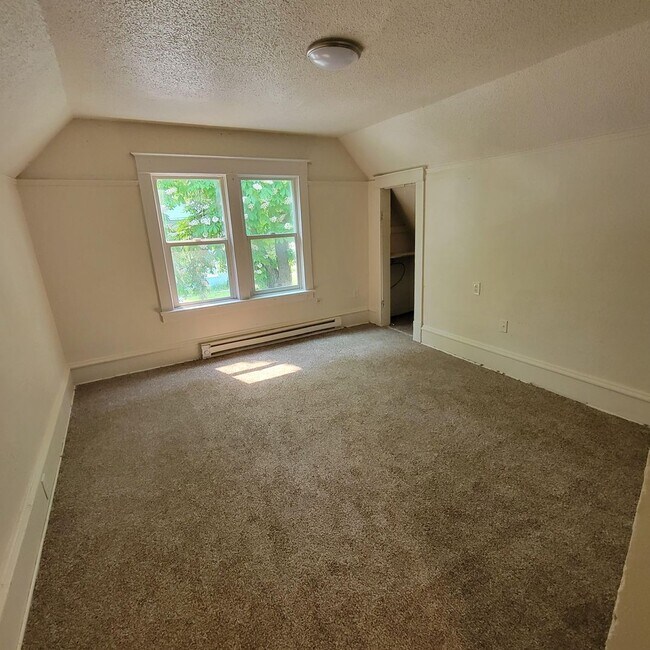 Building Photo - 4 bedroom lower South Hill home