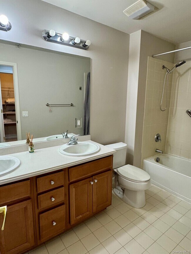 Building Photo - 25 Fairways Dr