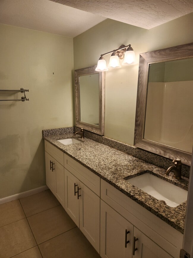 Building Photo - 2130 Forest Knoll Dr NE