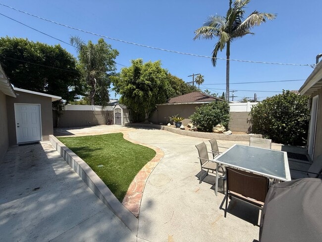 Building Photo - Lovely 3 Bedroom House w/ Finished Garage